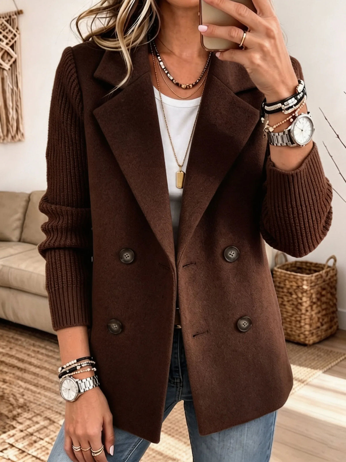 Blazer marrón de doble botonadura con solapas y mangas de punto acanaladas