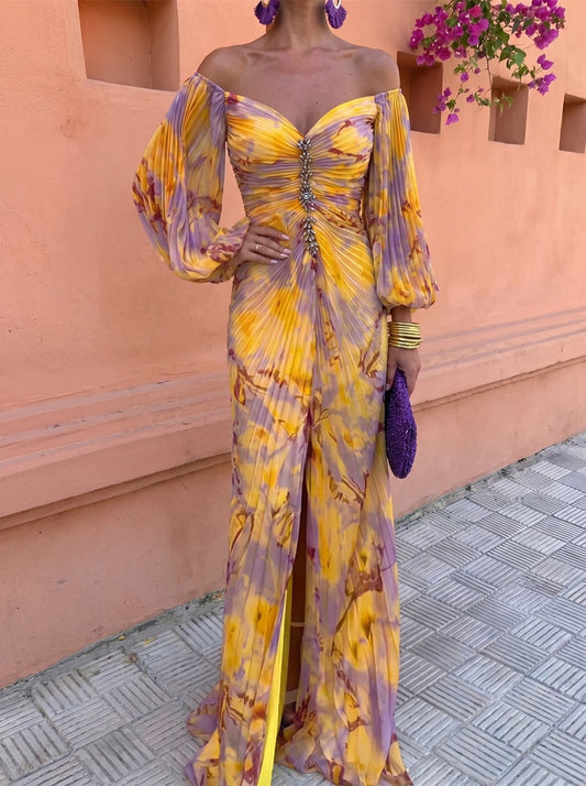 Vestido largo con estampado floral, escote en corazón y mangas globo abullonadas.