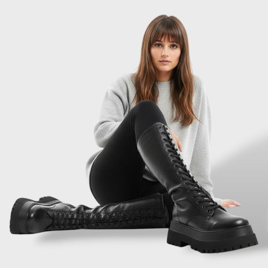 Botas altas Elvira negras de cordones con suela gruesa, punta y costado visibles