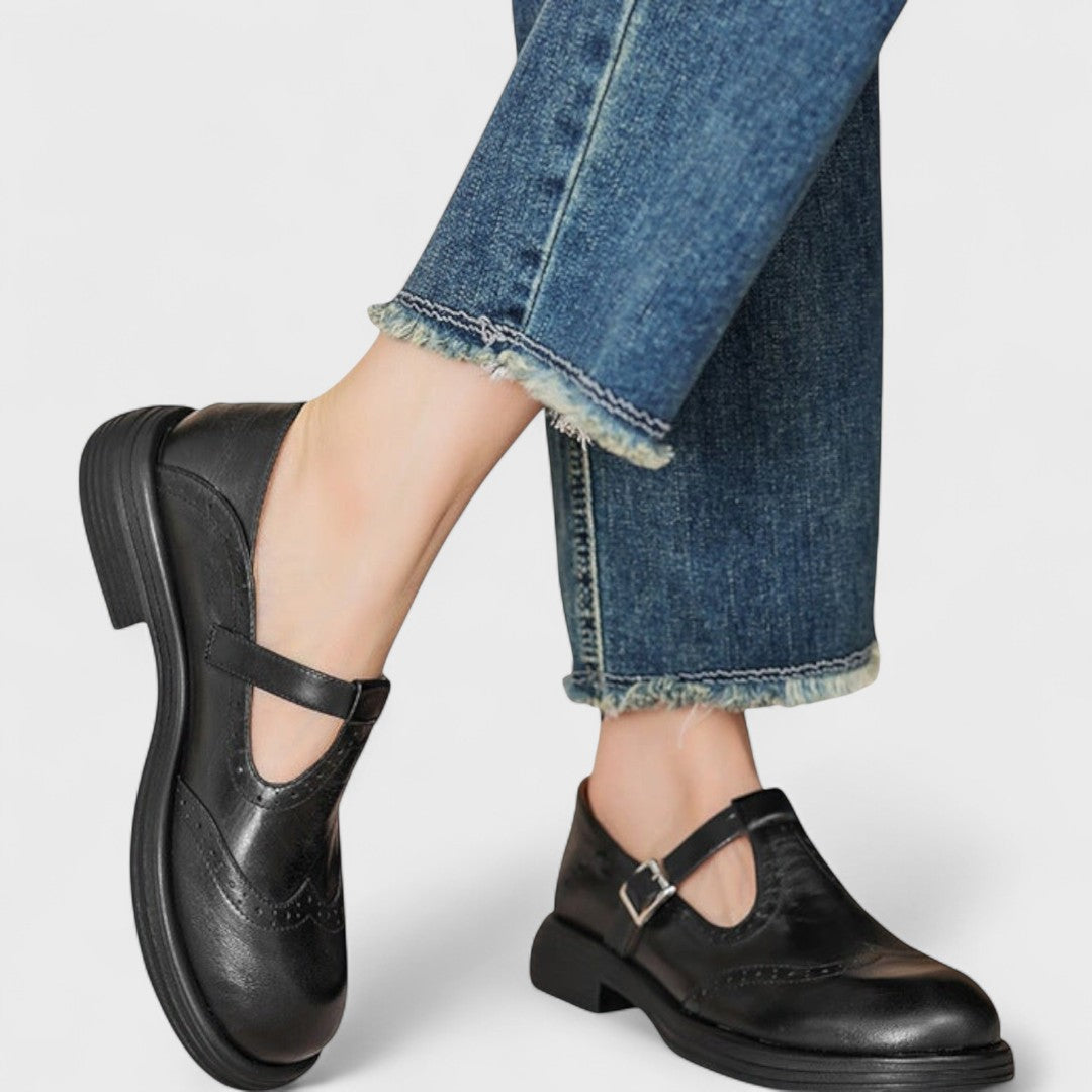 Zapatos estilo mocasín de cuero negro con hebilla y tacón cuadrado