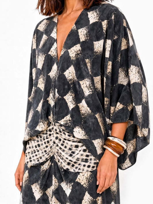 Vestido negro de tela ligera con estampado rombos, escote V y manga amplia