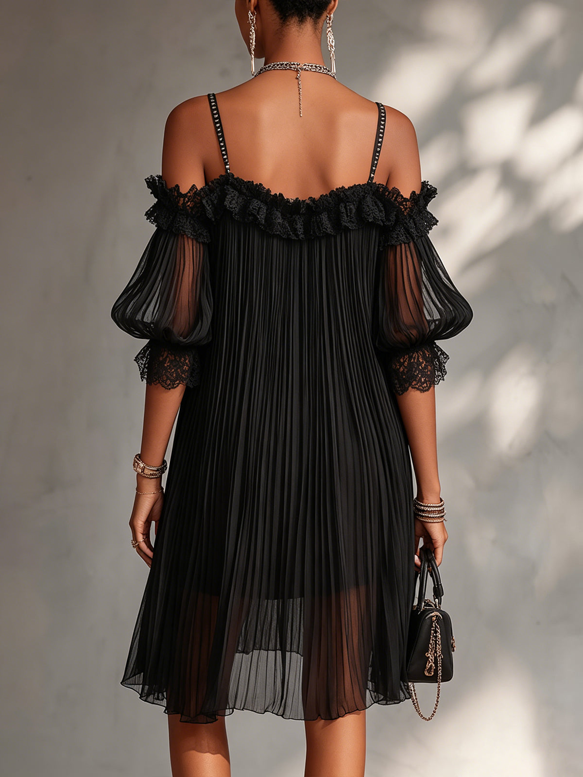 Minivestido negro de gasa con espalda descubierta, ribetes de encaje y tirantes finos