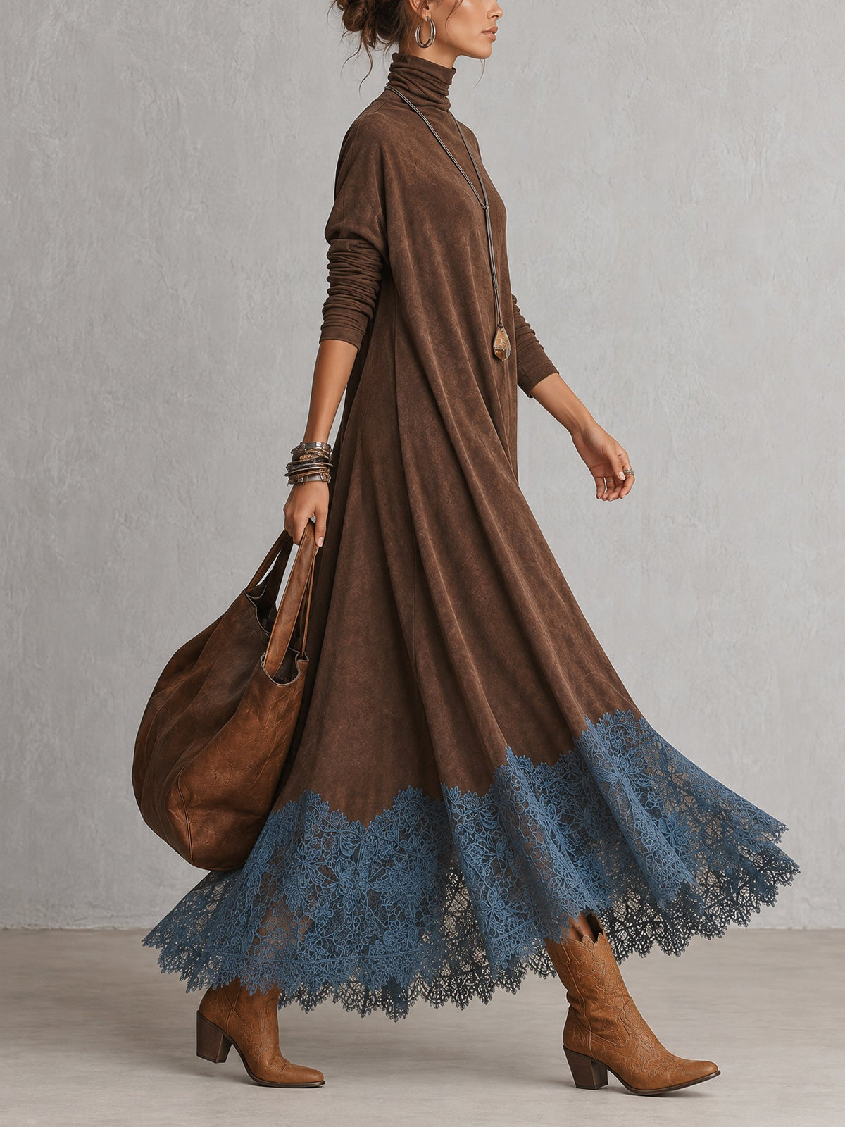 Vestido largo marrón de efecto ante con bajo de encaje azul, visto de perfil