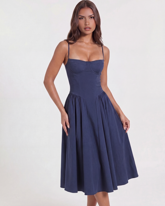 Vestido midi azul marino con tirantes finos, escote corazón y falda fruncida