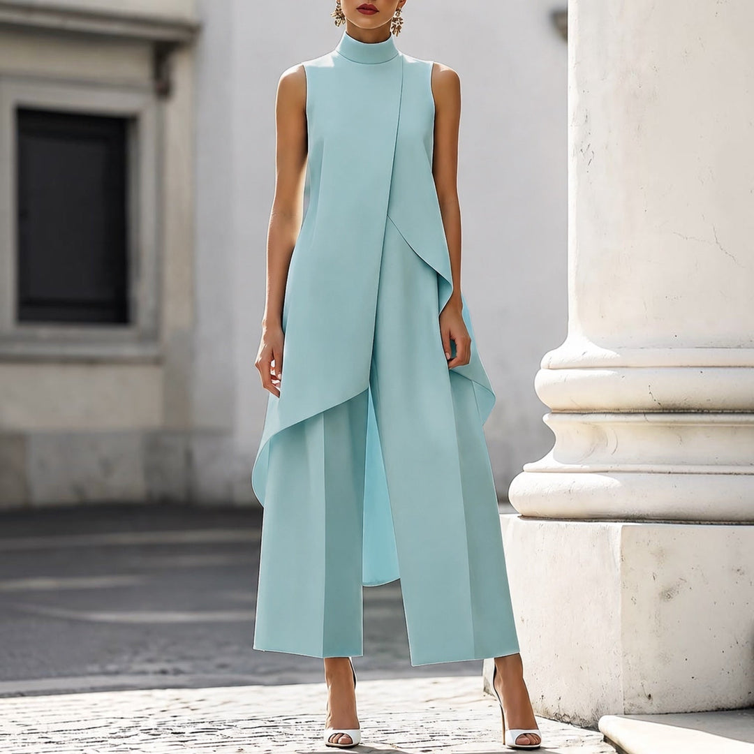 Mono elegante azul claro con cuello alto sin mangas y top drapeado asimétrico, pantalón ancho
