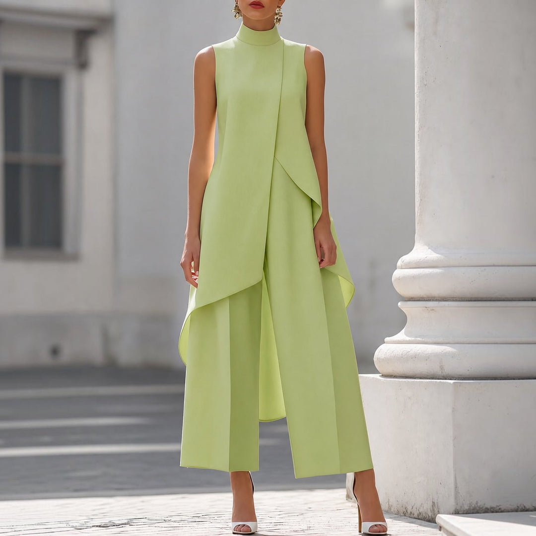 Mono elegante verde salvia con cuello alto sin mangas y top drapeado, pantalón ancho