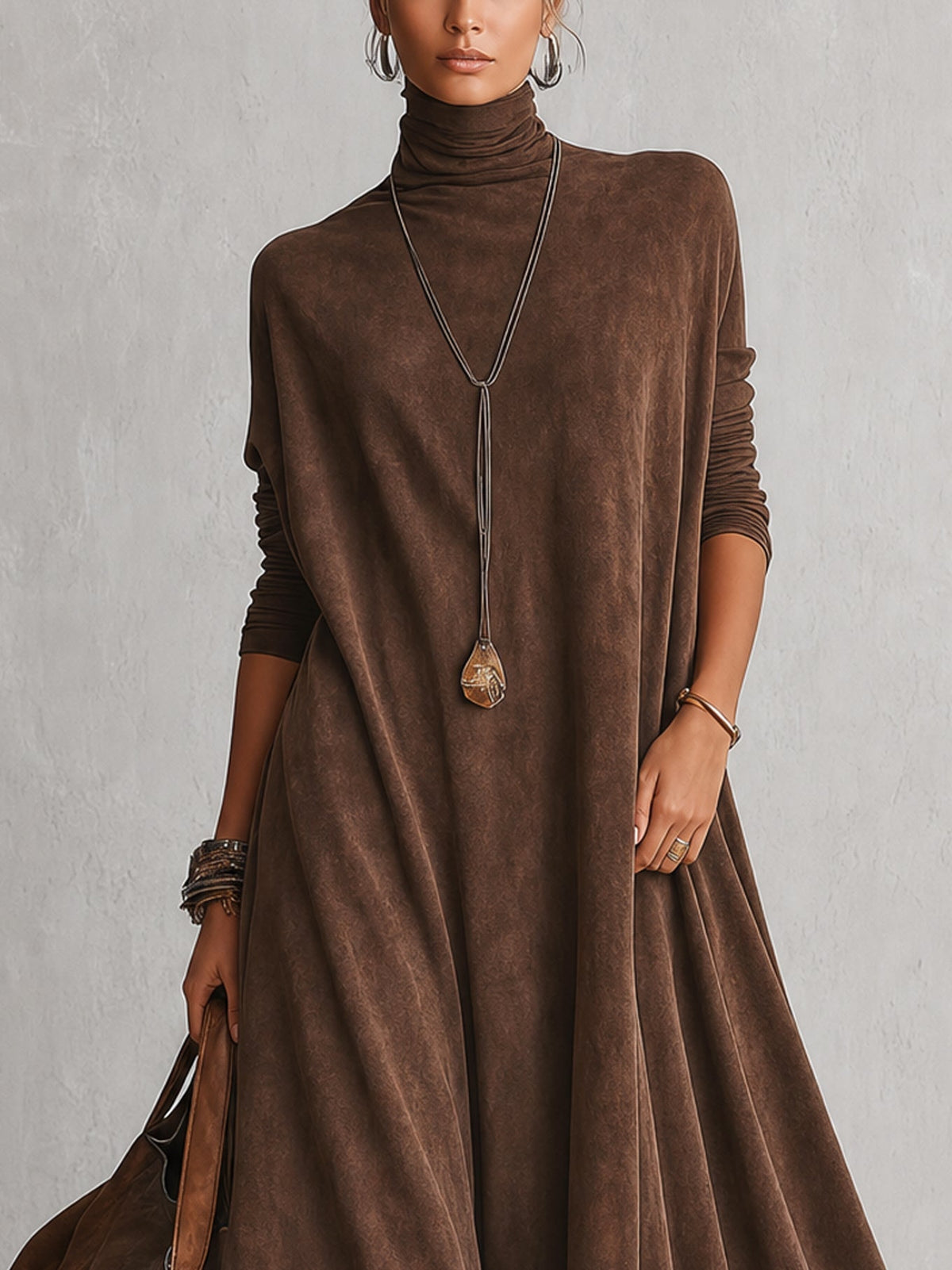 Vestido marrón de efecto ante con cuello alto y manga larga