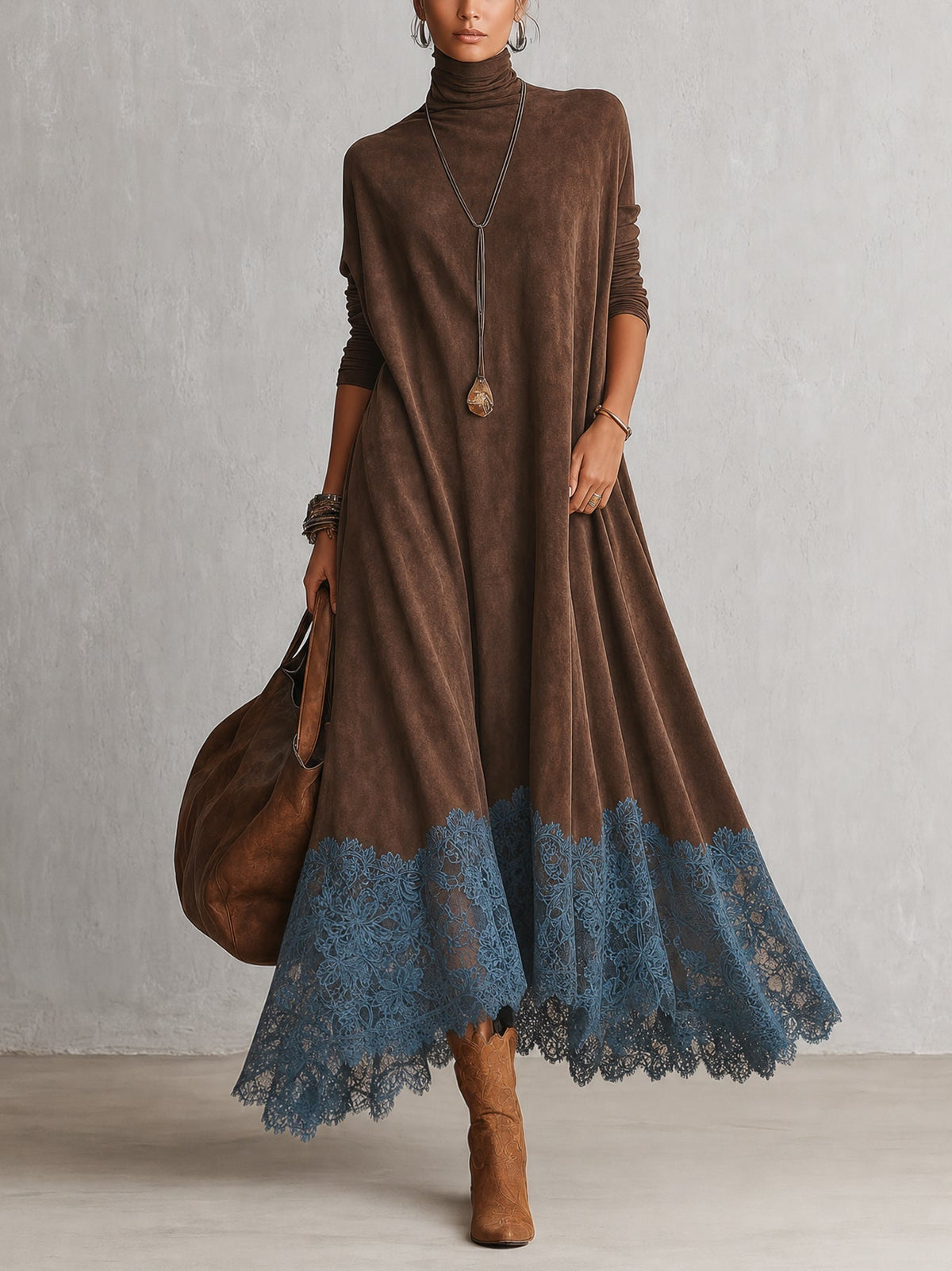 Vestido largo marrón de efecto ante, cuello alto y bajo de encaje azul