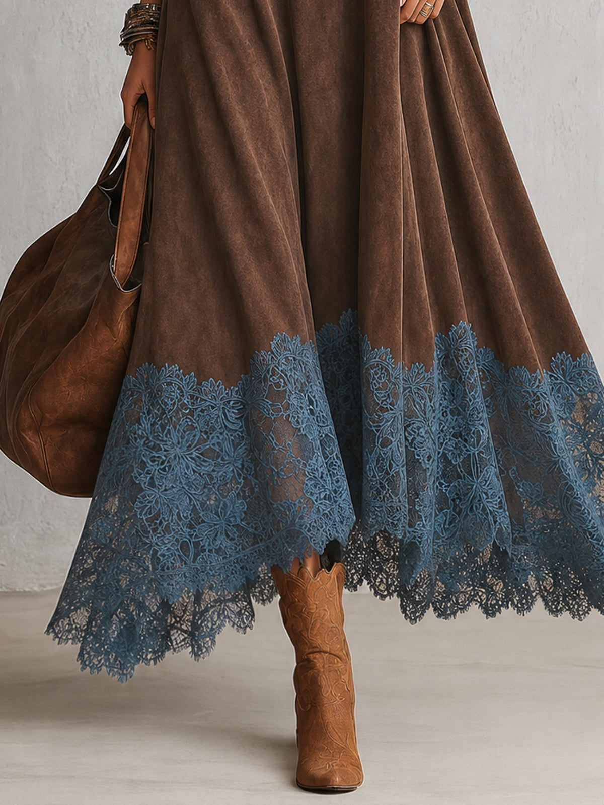 Bajo de encaje azul floral en vestido largo marrón de efecto ante