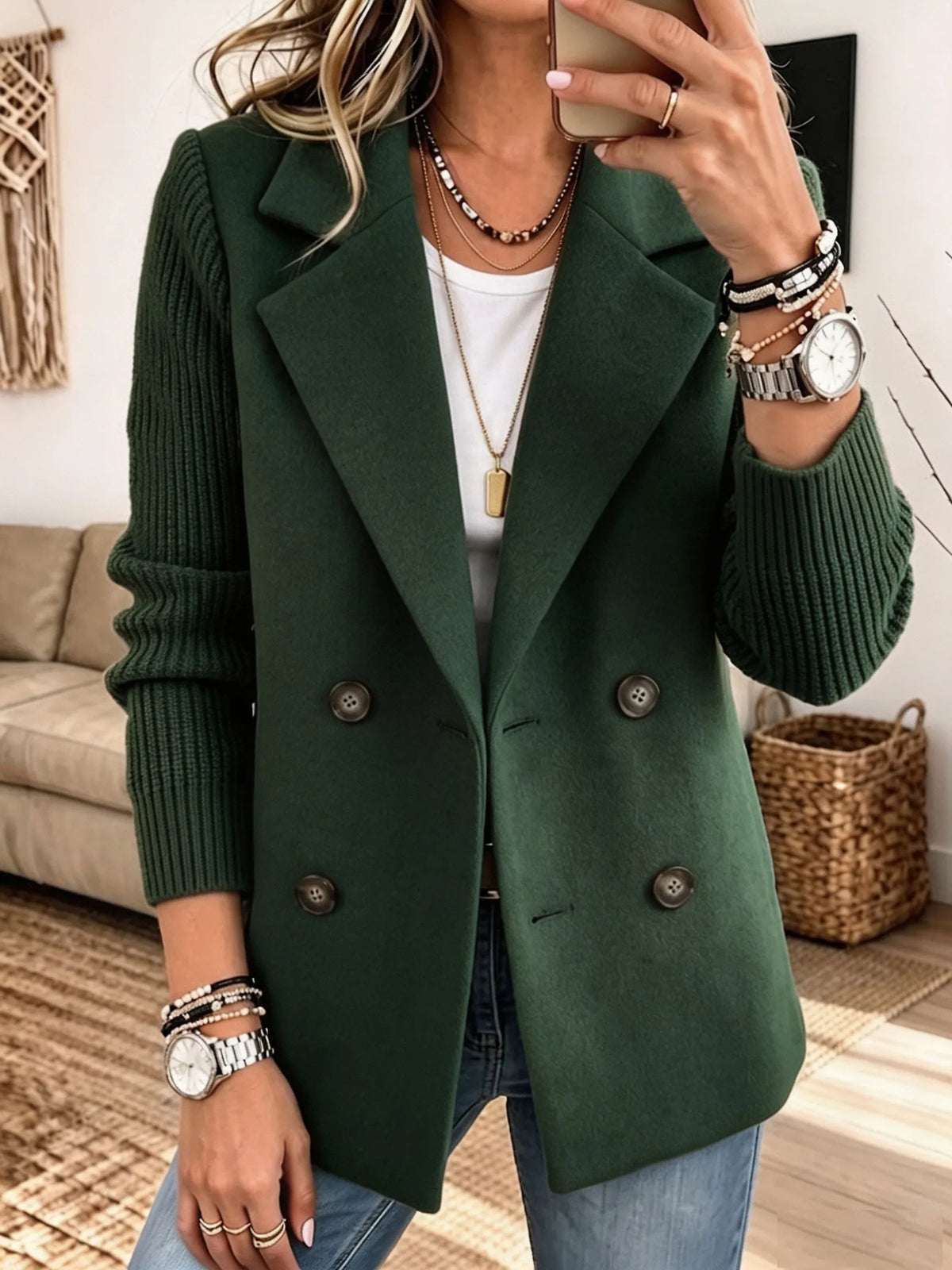 Blazer verde oscuro de doble botonadura, solapas y mangas de punto acanaladas