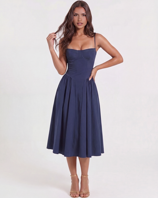 Vestido midi azul marino con tirantes finos y falda amplia fruncida