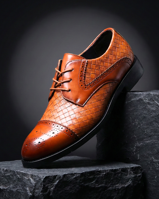 Zapato Oxford de piel marrón con panel trenzado y detalle brogue con cordones.
