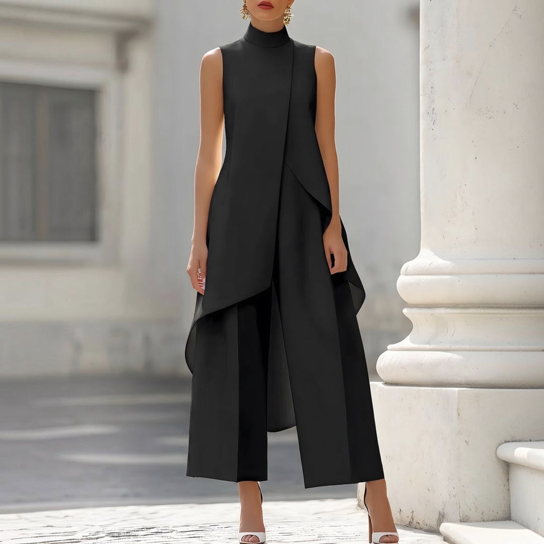 Mono elegante negro con cuello alto sin mangas y top drapeado asimétrico, pantalón ancho