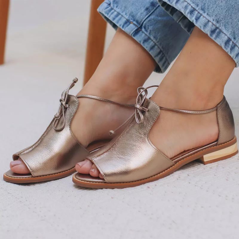 Sandalias plateadas con cordones, puntera abierta y suela de color caramelo