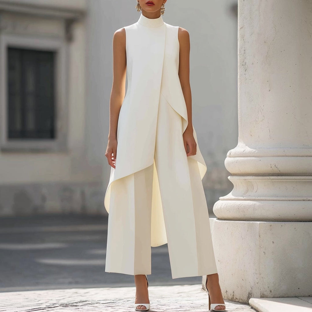 Mono elegante blanco con cuello alto y top drapeado sin mangas, pantalón-falda suelta