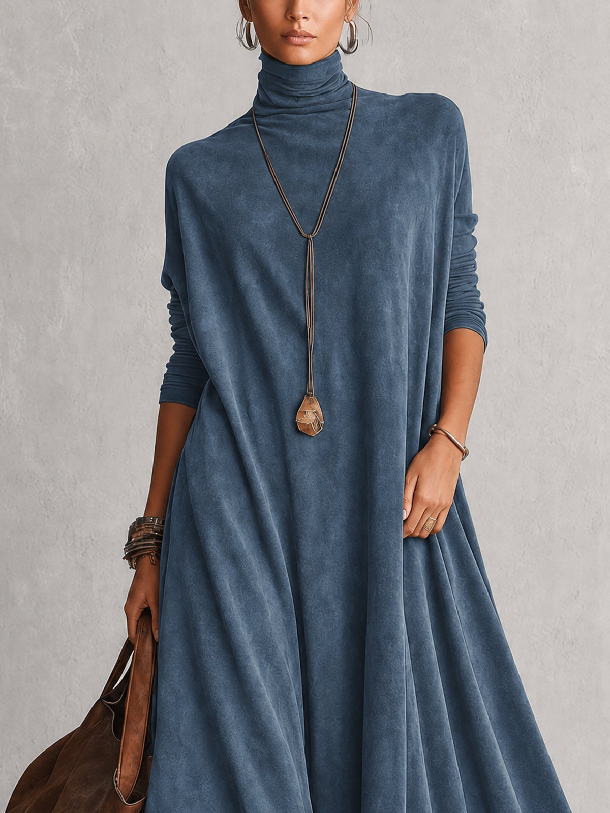 Vestido azul efecto ante de cuello alto y manga larga, con corte amplio.