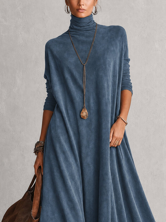 Vestido azul efecto ante de cuello alto y manga larga, con corte amplio.