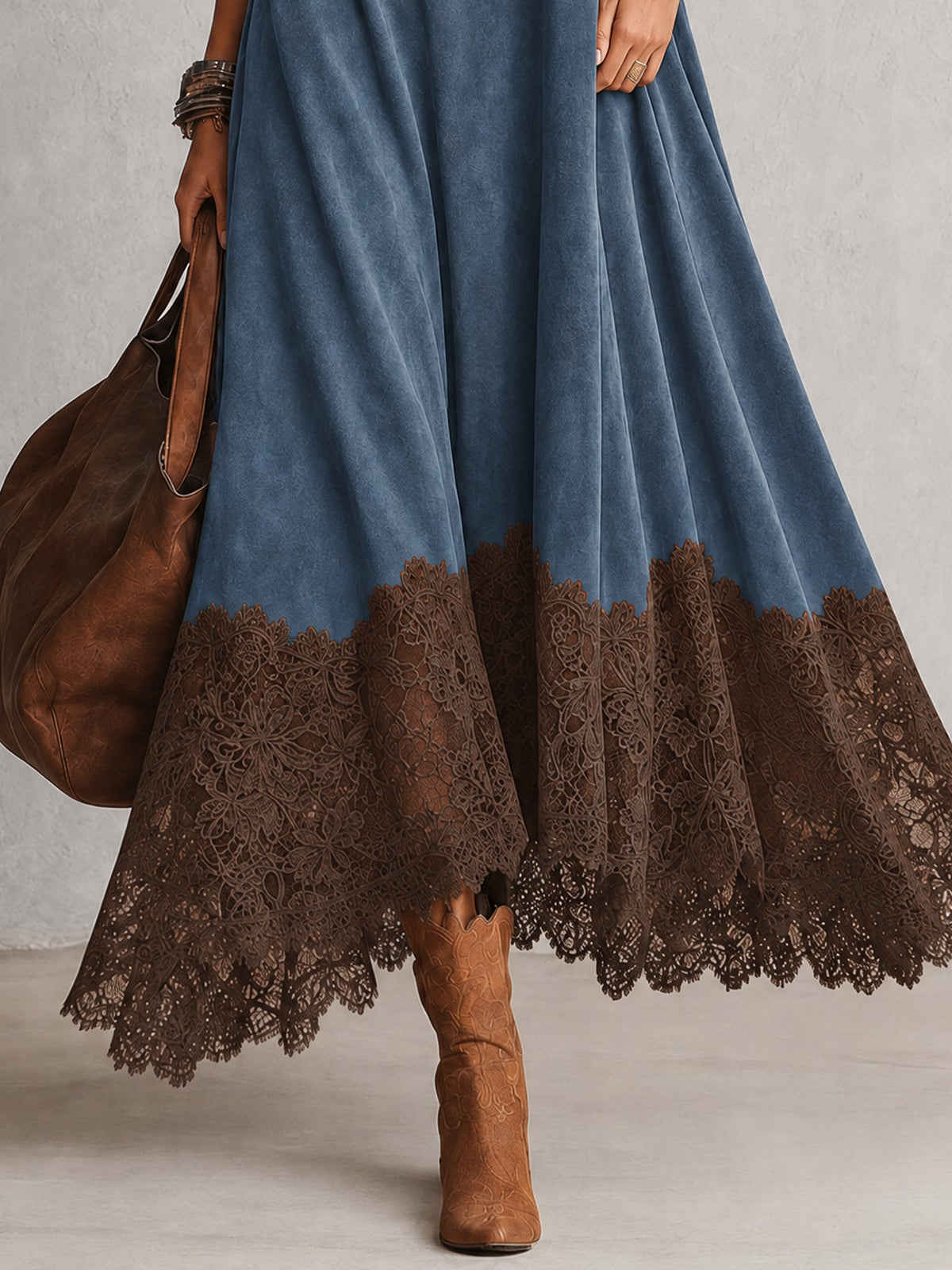 Bajo de vestido largo azul efecto ante con amplio remate de encaje marrón.