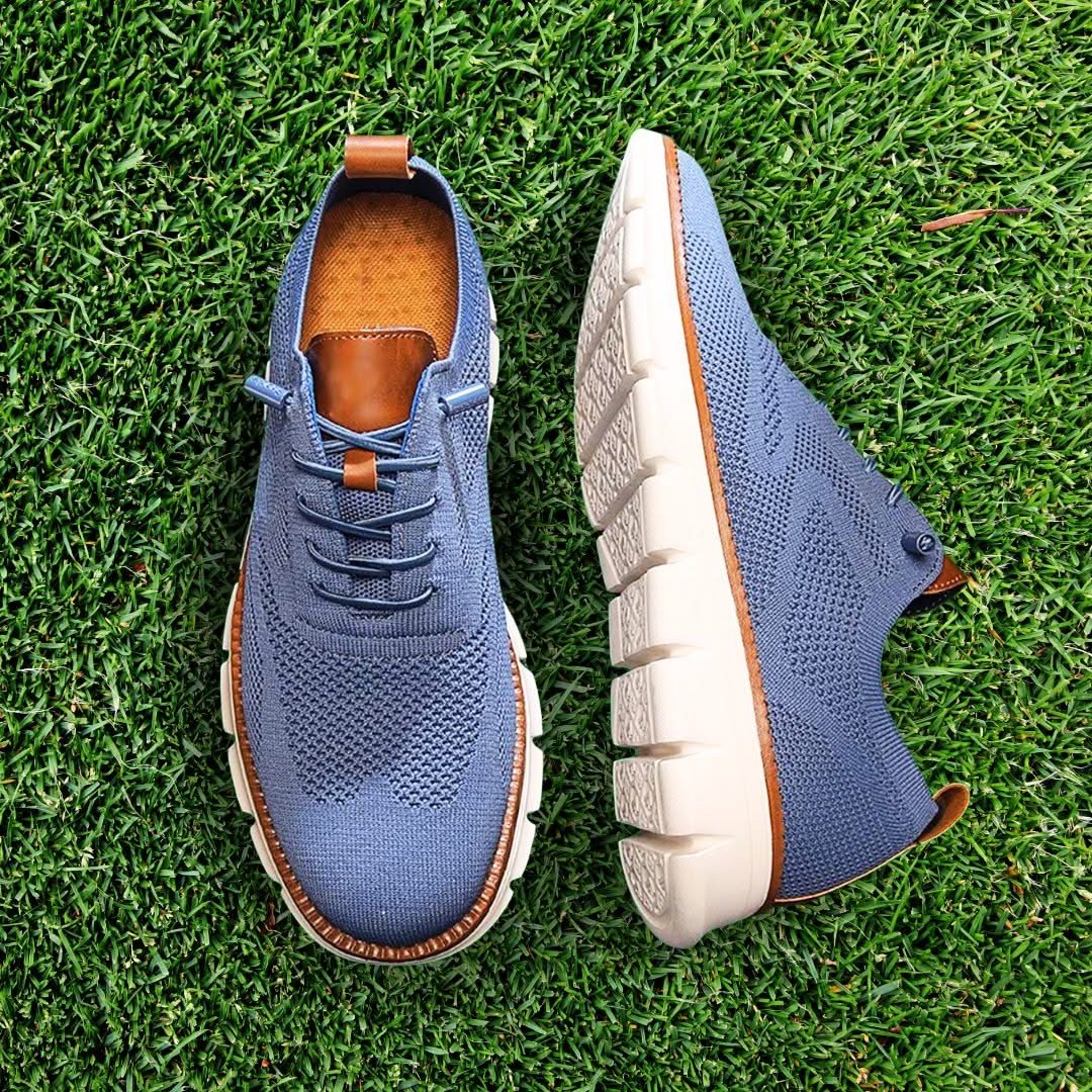 Zapatillas de senderismo azules con cordones y suela blanca con tacos.