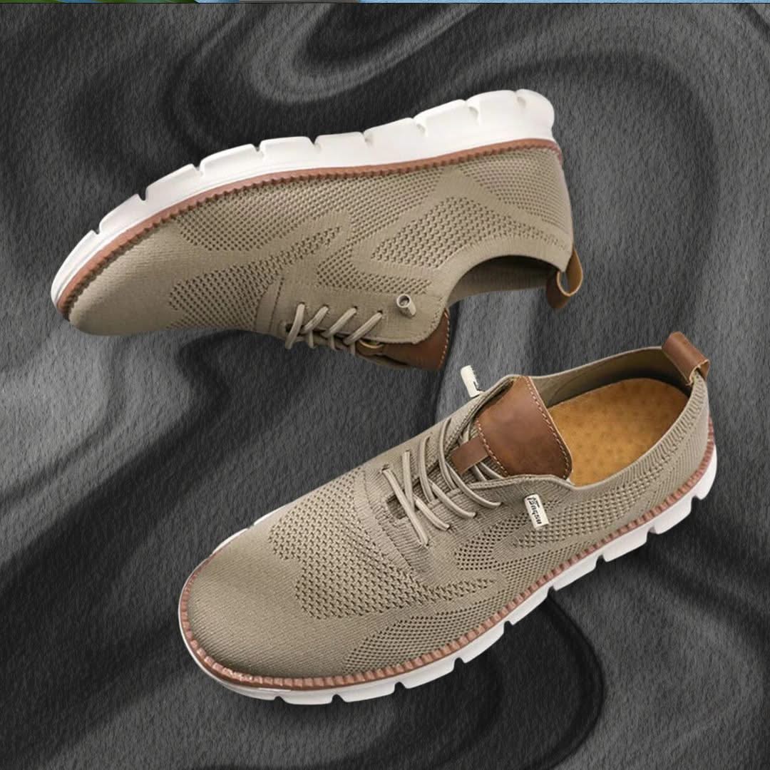Zapatillas de senderismo caqui con cordones, lengüeta y suela blanca dentada.
