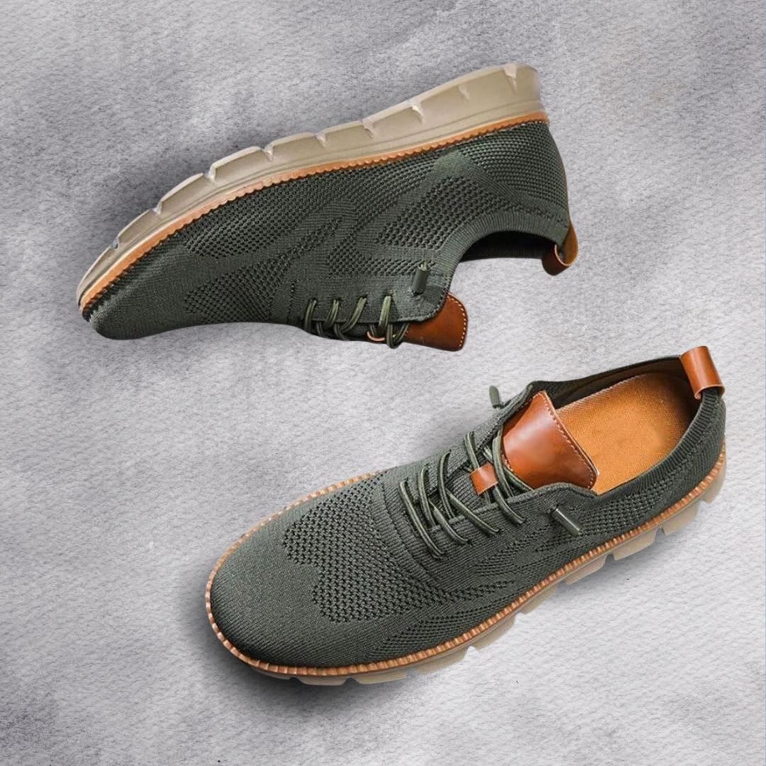 Zapatilla de senderismo verde oscuro con cordones y suela blanca dentada.