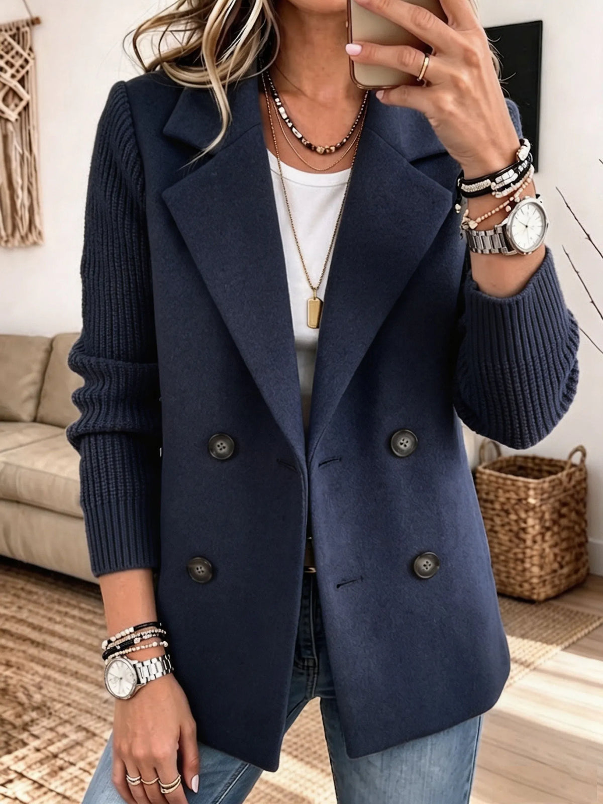 Blazer azul marino de doble botonadura con solapas y mangas de punto acanaladas