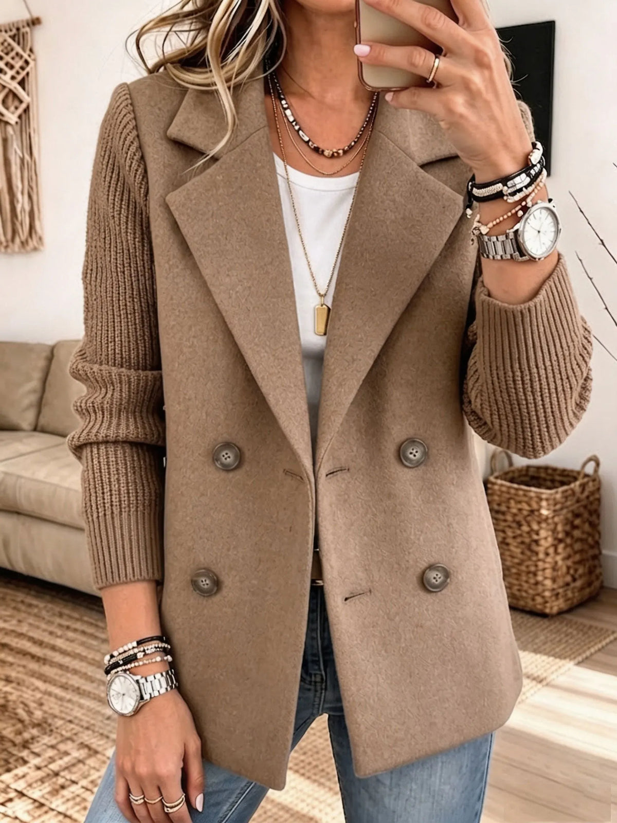 Blazer camel de doble botonadura con solapas y mangas de punto acanaladas
