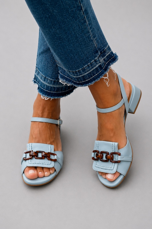 Sandalias de tacón bajo celeste con doble tira y hebillas tipo cinturón