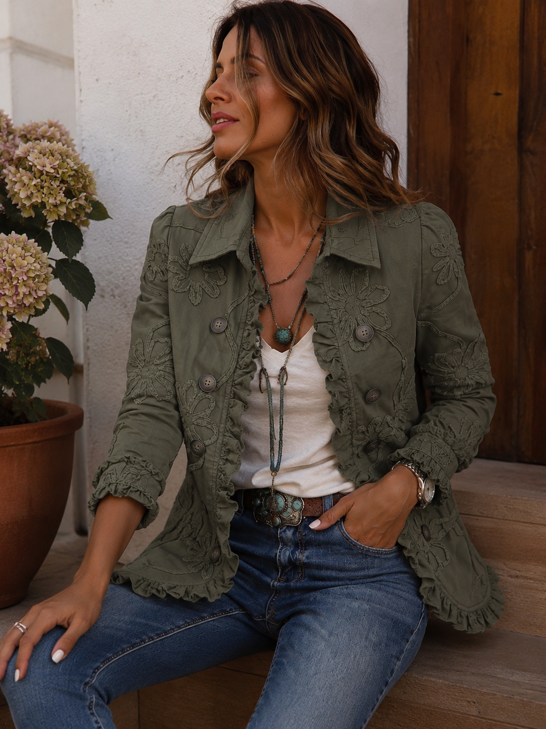 Chaqueta verde oliva bordada con flores y botones, cuello solapado y manga tres cuartos
