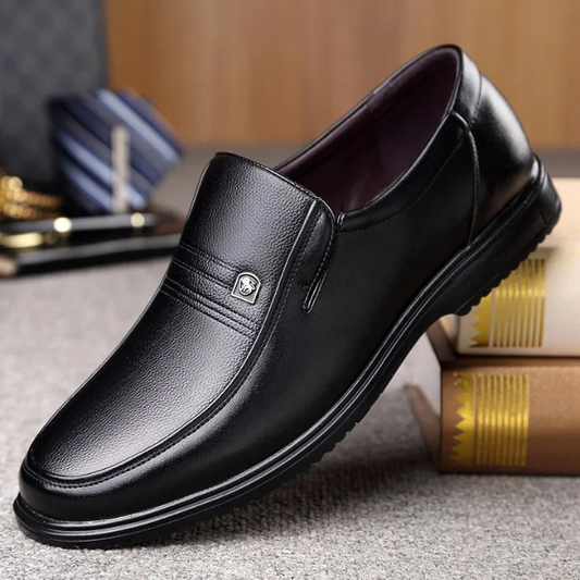 Mocasines de cuero negros para hombre con insignia en la lengüeta y costuras laterales