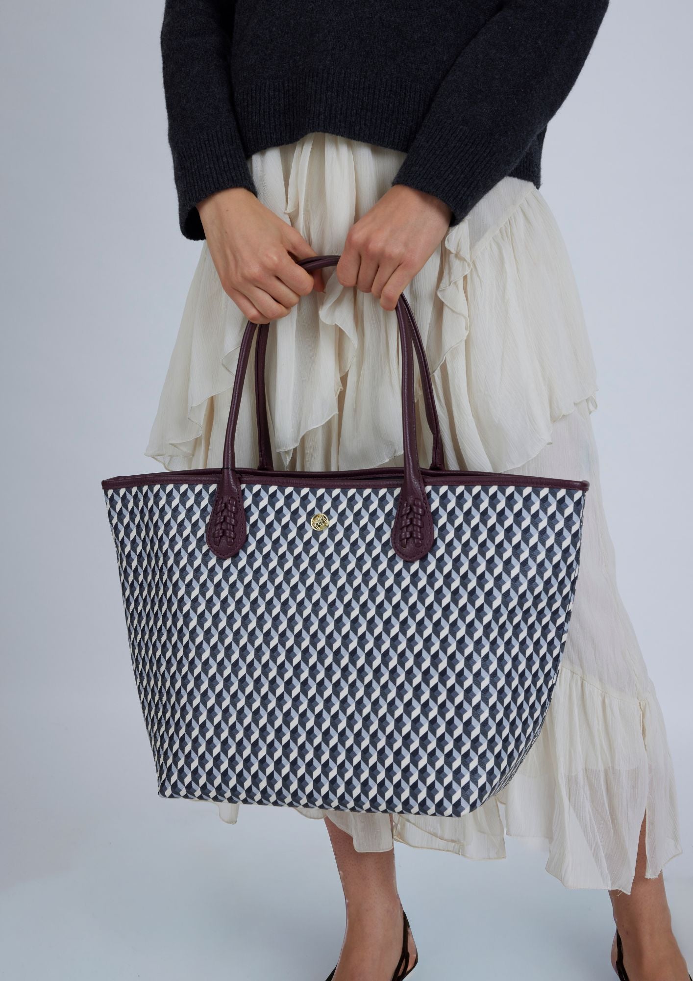 Alicia-Bolso Born B&W Wine