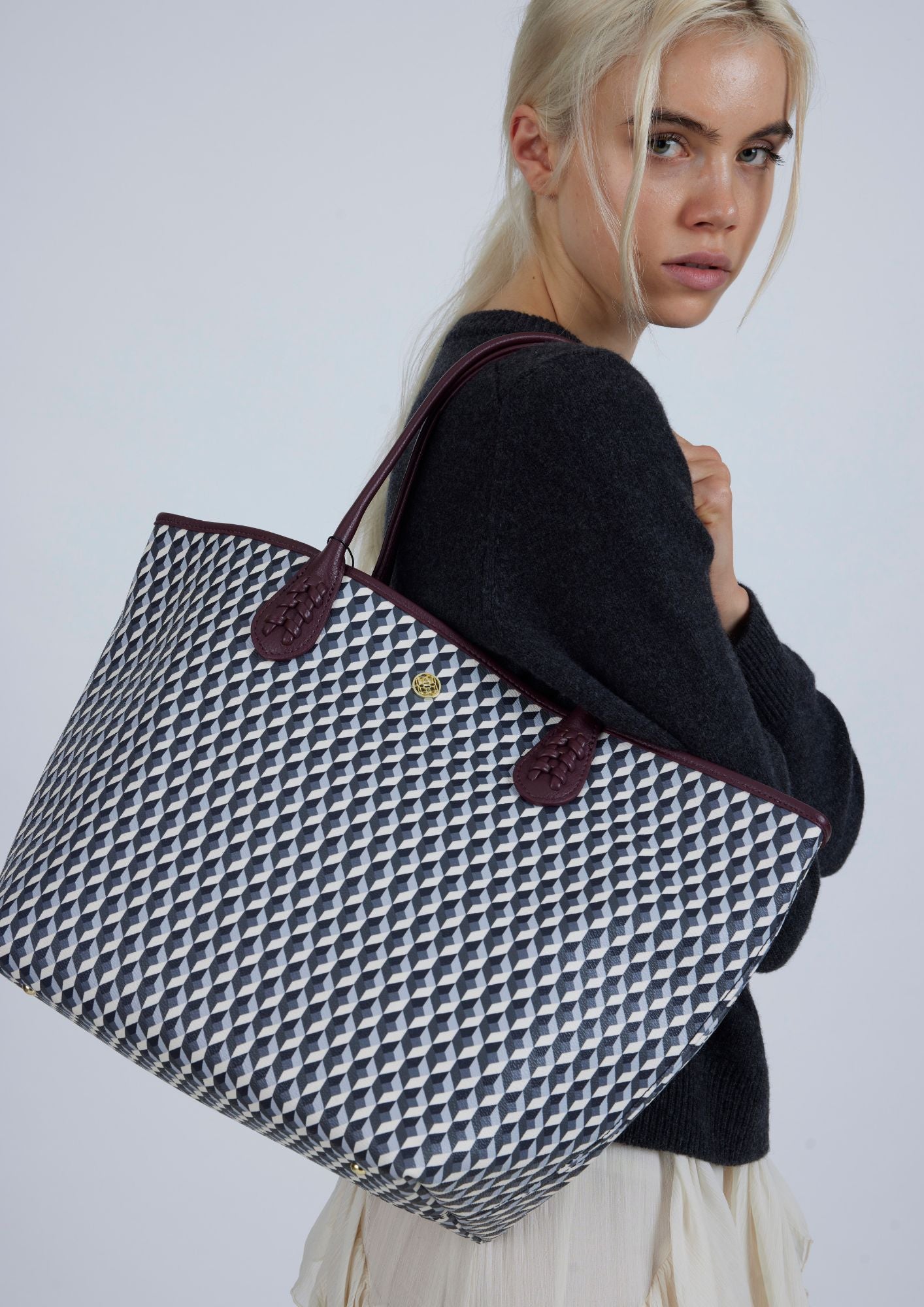 Alicia-Bolso Born B&W Wine