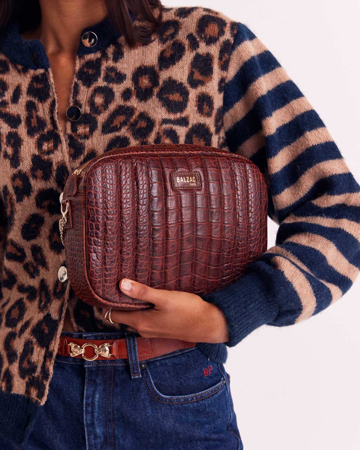 Cárdigan Idole azul y de estampado leopardo, con mangas a rayas y botones