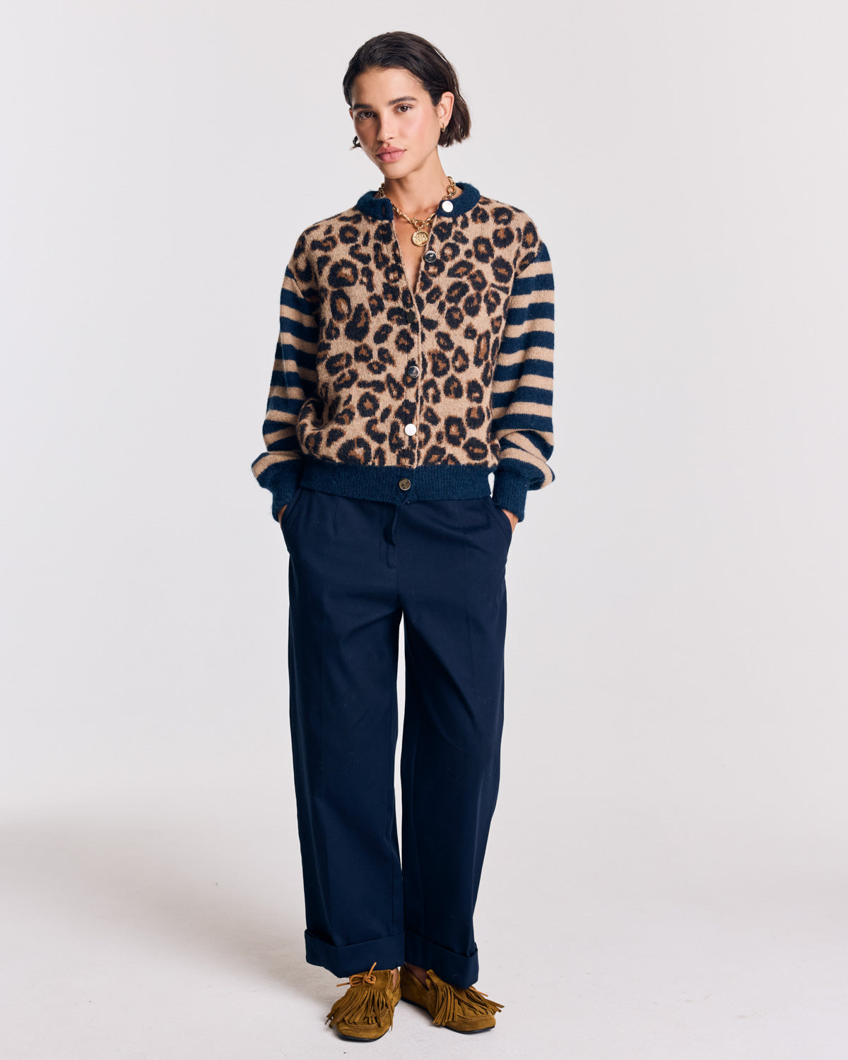 Cárdigan Idole con estampado de leopardo y mangas a rayas, visto con pantalón azul marino