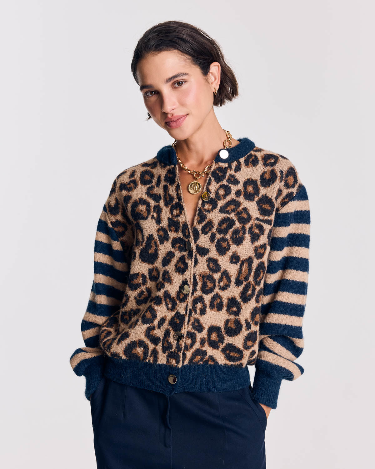 Cárdigan Idole de frente, con cuerpo de leopardo, mangas a rayas y ribetes azul marino