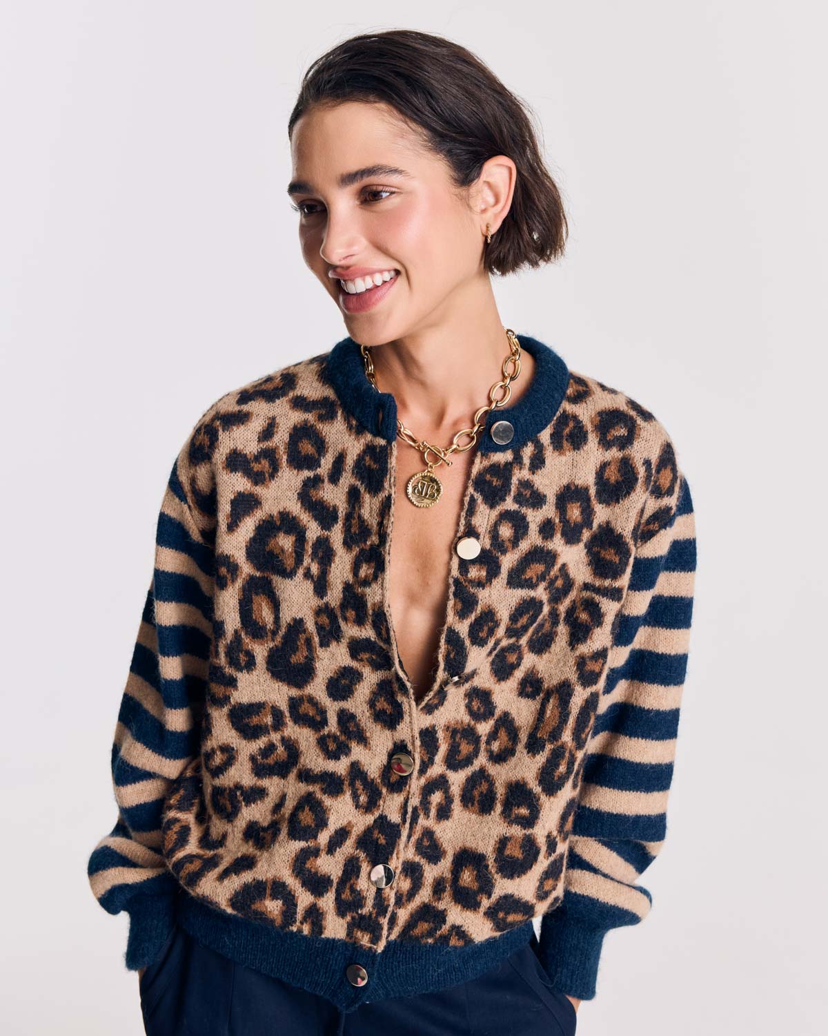 Cárdigan Idole abierto, con botones, estampado de leopardo y mangas a rayas
