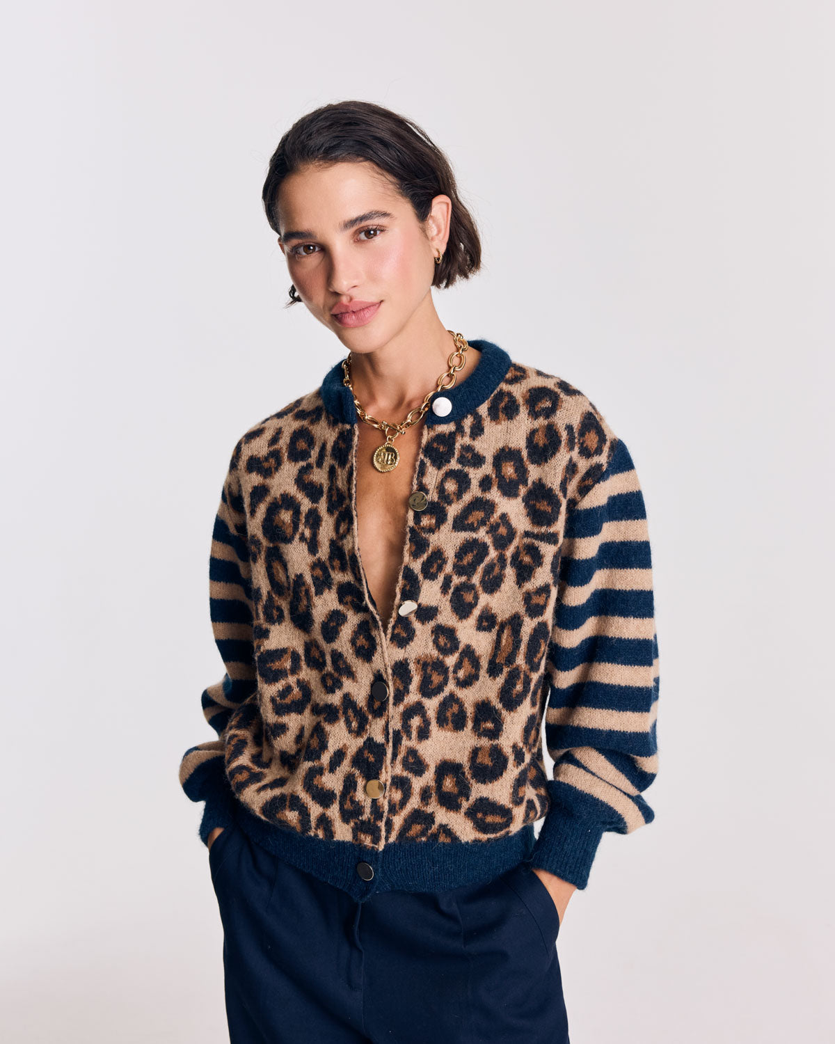 Cárdigan Idole abierto, de leopardo y rayas, combinado con pantalón oscuro
