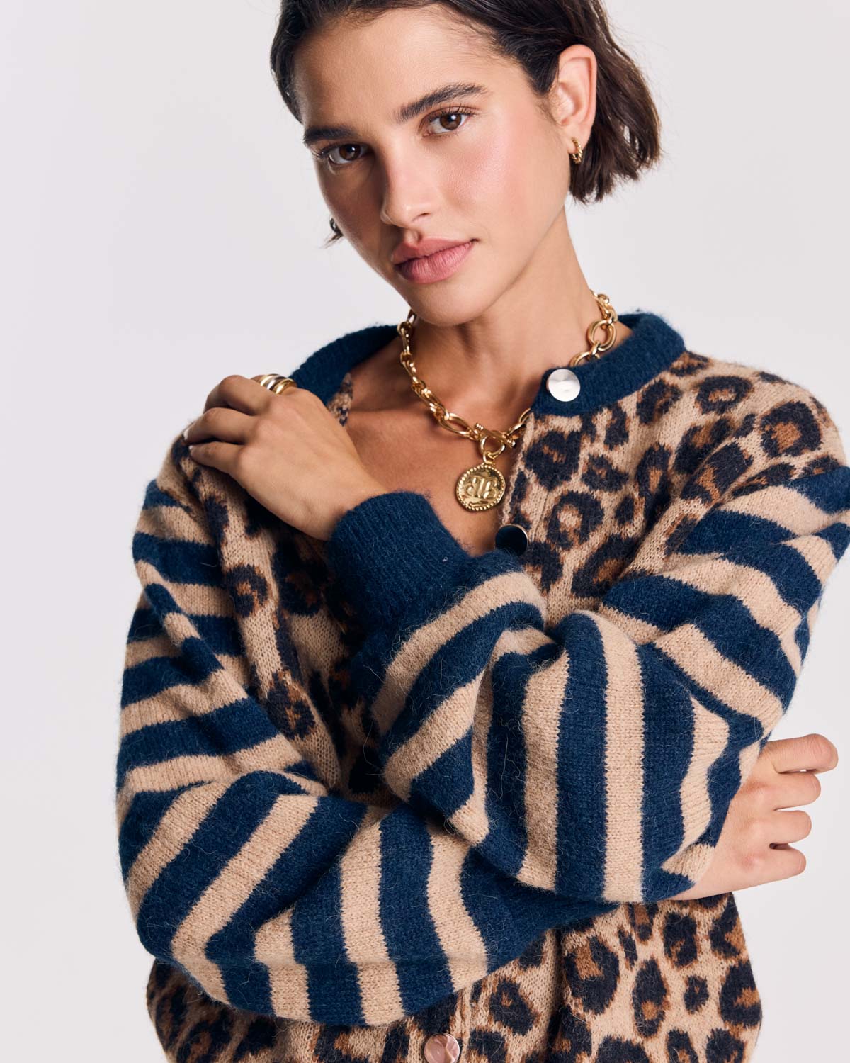 Cárdigan Idole con detalle de mangas rayadas y cuerpo de leopardo