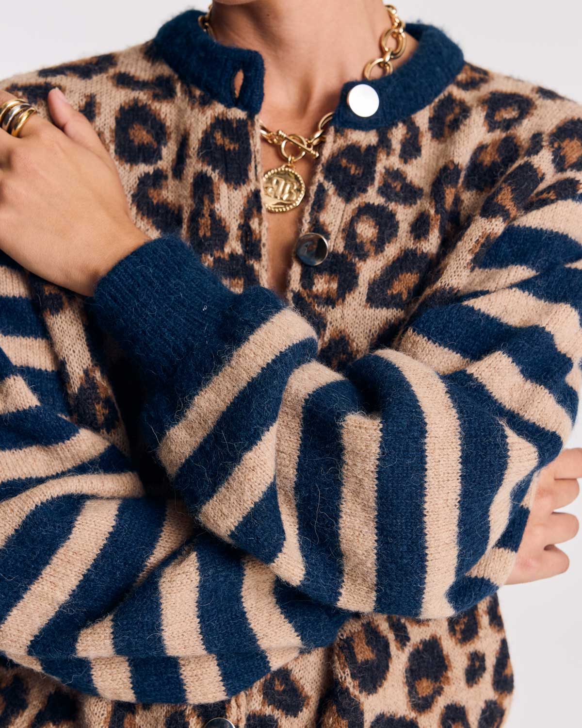 Cárdigan Idole azul marino y beige con estampado de leopardo, mangas a rayas y botones