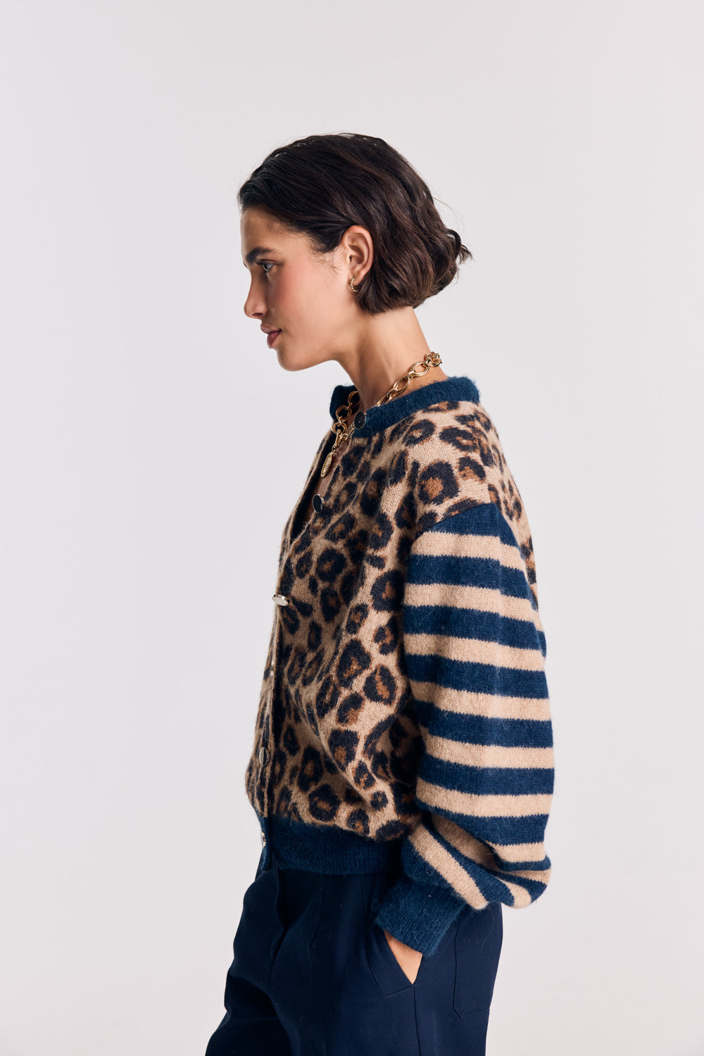 Cárdigan Idole de perfil, con mangas a rayas y cuerpo de estampado de leopardo