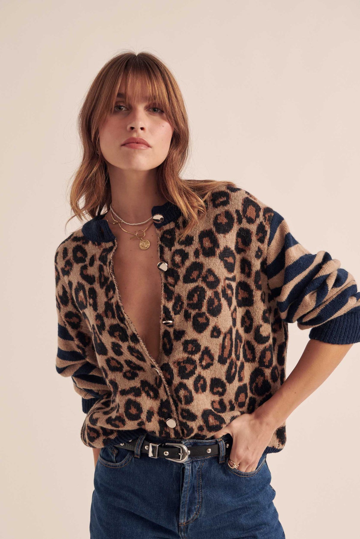 Cárdigan Idole abierto con estampado de leopardo y mangas a rayas