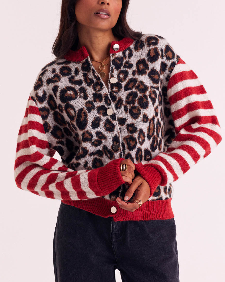 Cárdigan Idole rojo con cuerpo de estampado de leopardo y mangas a rayas