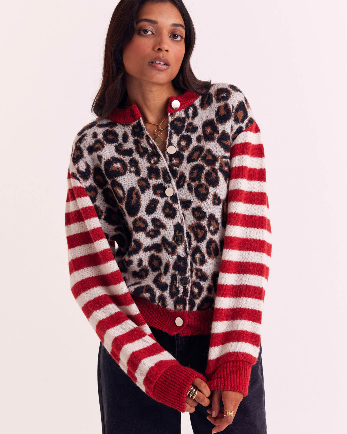 Cárdigan Idole con estampado de leopardo, mangas a rayas rojas y blancas y botones