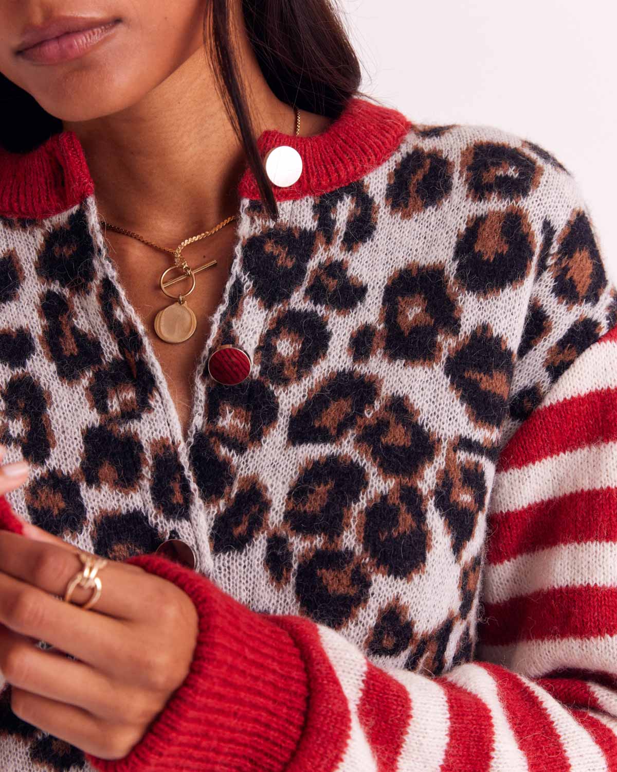 Cárdigan de leopardo con cuello rojo, botones y mangas de rayas rojas y blancas