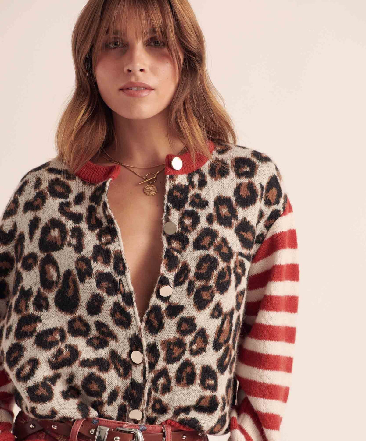 Cárdigan de leopardo con cuello rojo y cierre frontal de botones