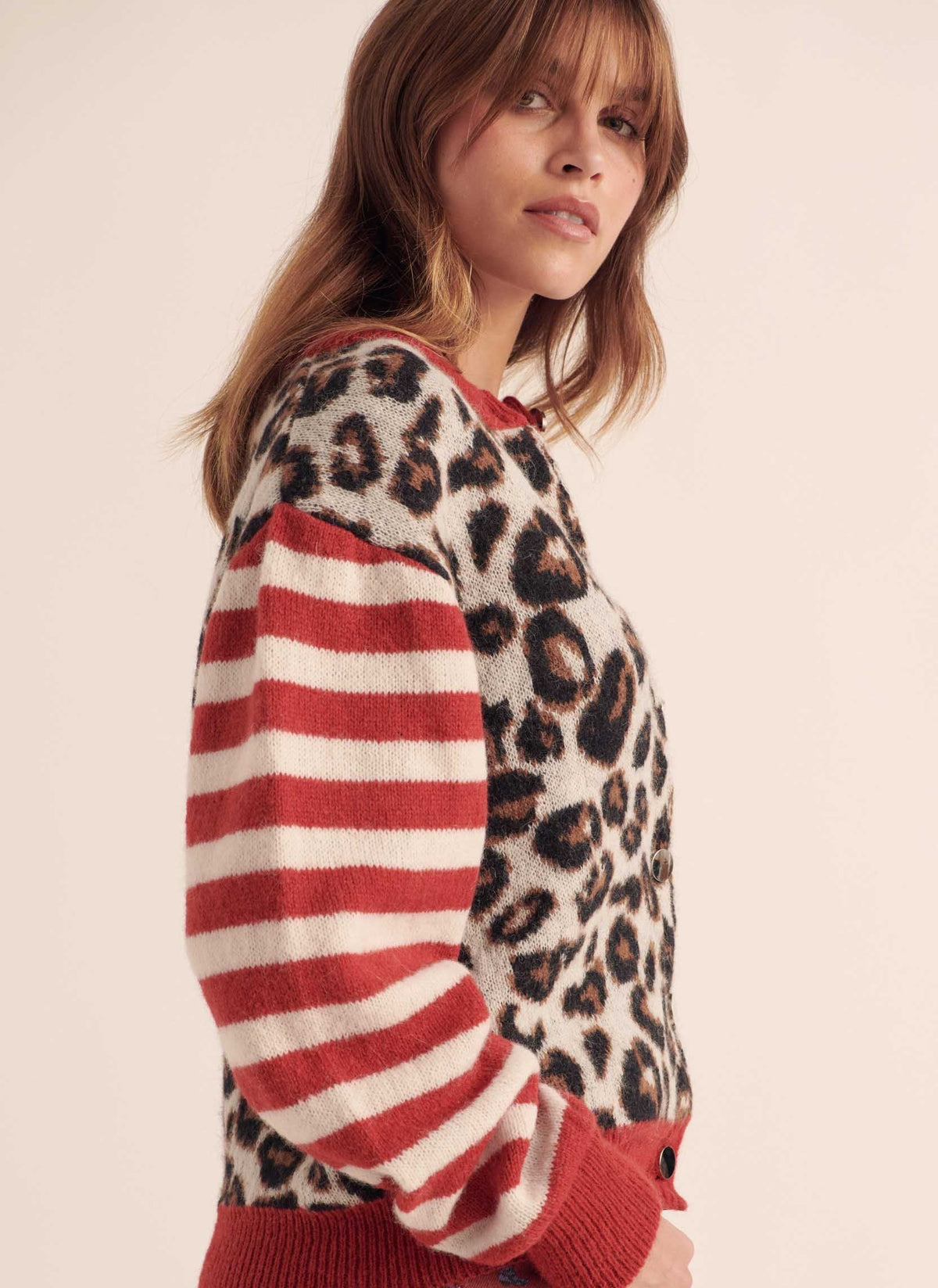 Cárdigan de leopardo de perfil, con manga abullonada a rayas rojas y blancas