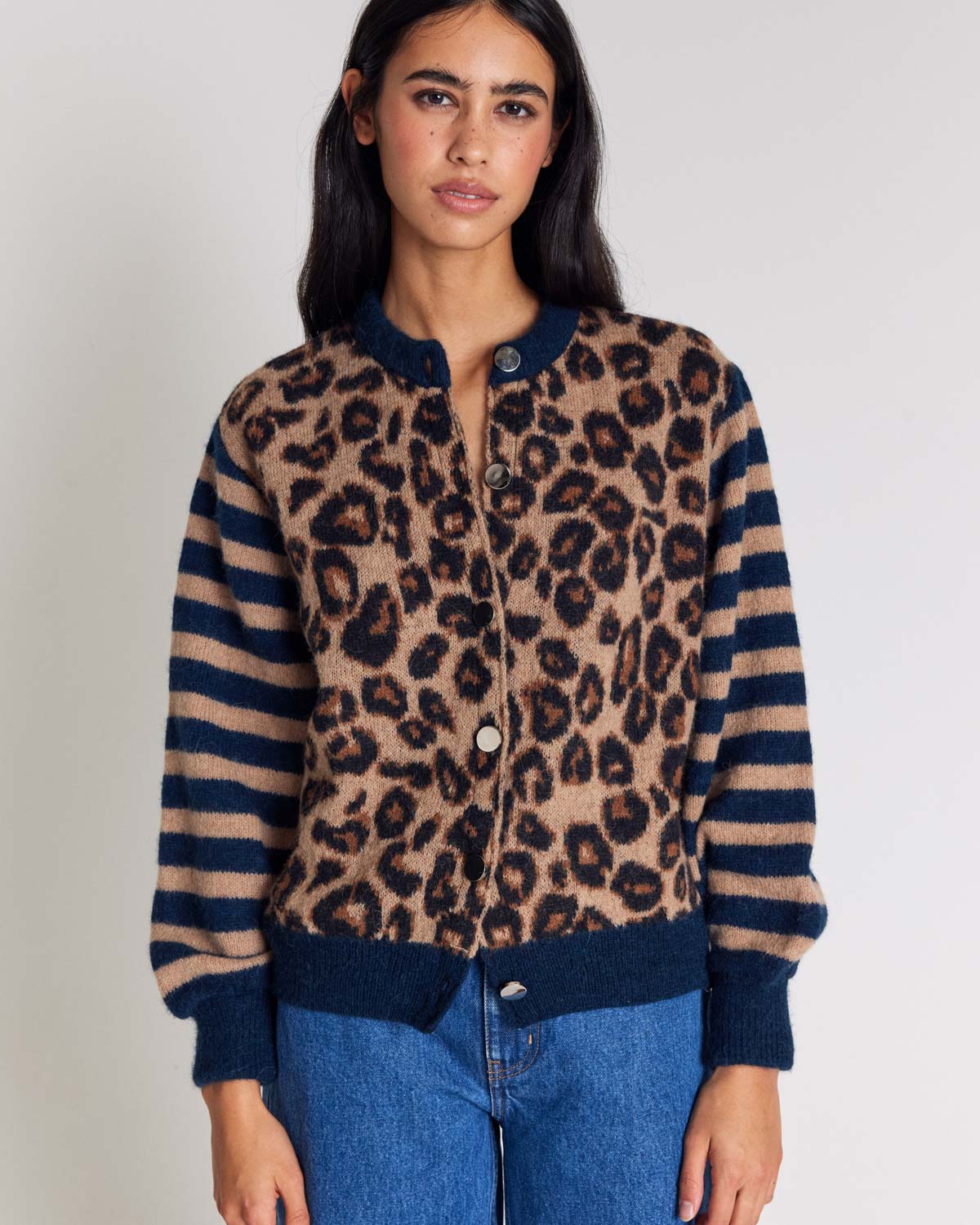 Cárdigan Idole de leopardo y mangas rayadas, con cuello, puños y bajo azul oscuro