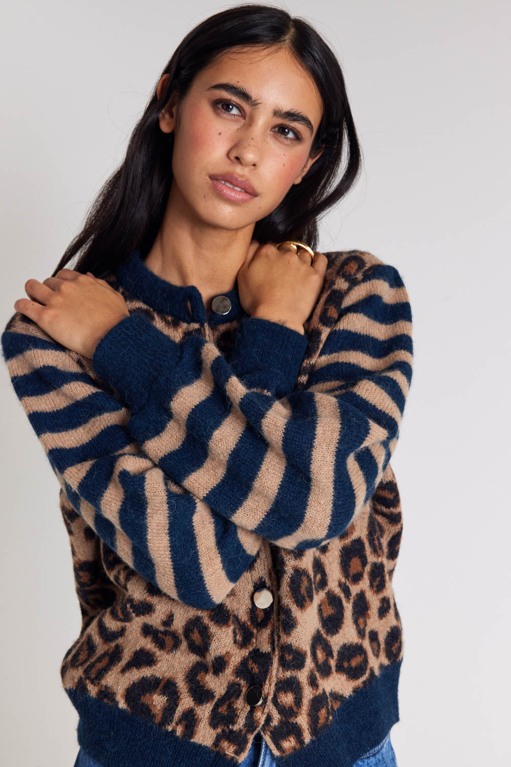 Cárdigan Idole con puños azul marino, mangas a rayas y estampado de leopardo