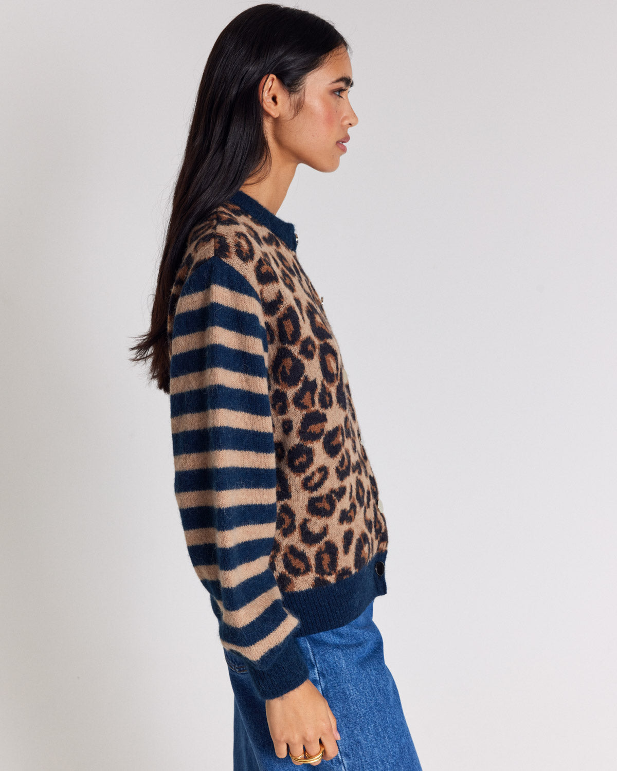 Cárdigan Idole de perfil, con cuerpo de leopardo y mangas de rayas azules