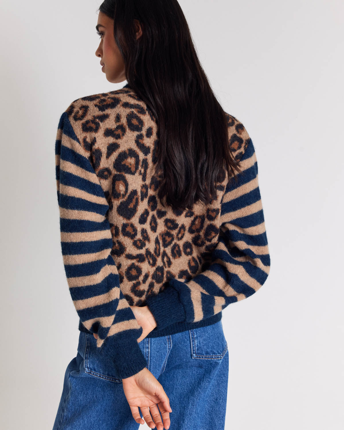 Cárdigan Idole visto por detrás, con cuerpo de leopardo y mangas a rayas